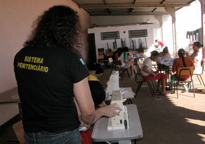 Presídio Feminino da Capital oferece oficina de customização de camisetas Presídio Feminino da Capital oferece oficina de customização de camisetas