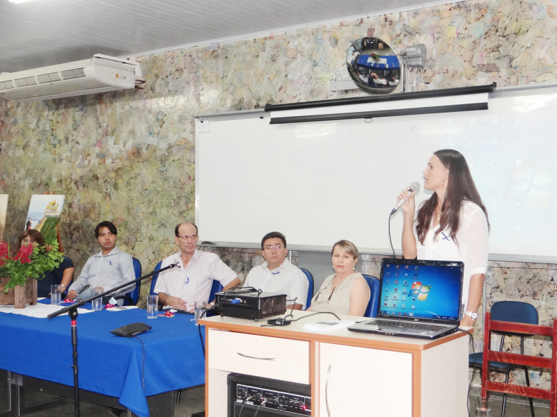 A secretária municipal de Educação, professora Vera Lorensetti, durante abertura do seminário.   Foto: Moreira Produções