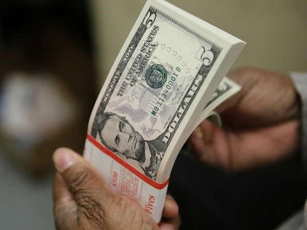 O que esperar para a economia em 2016? Cédulas de dólar nas mãos de uma pessoa. notas, dinheiro, dólares, cotação, câmbio, valor, economia. -HN- (Foto: Gary Cameron/Reuters)