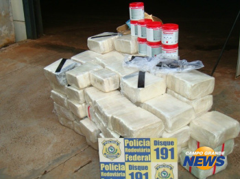 Parte da droga aprendida pela PRF em caminhão. Fuzil também foi encontrado. (Foto: Divulgação)