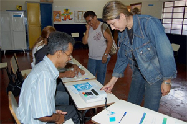 Eleições 2012: Seis municípios do MS usam hoje urna biométrica Eleições 2012: Seis municípios do MS usam hoje urna biométrica