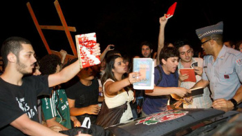 Estudantes entram em confronto com a polícia com estudantes da USP (Folhapress)