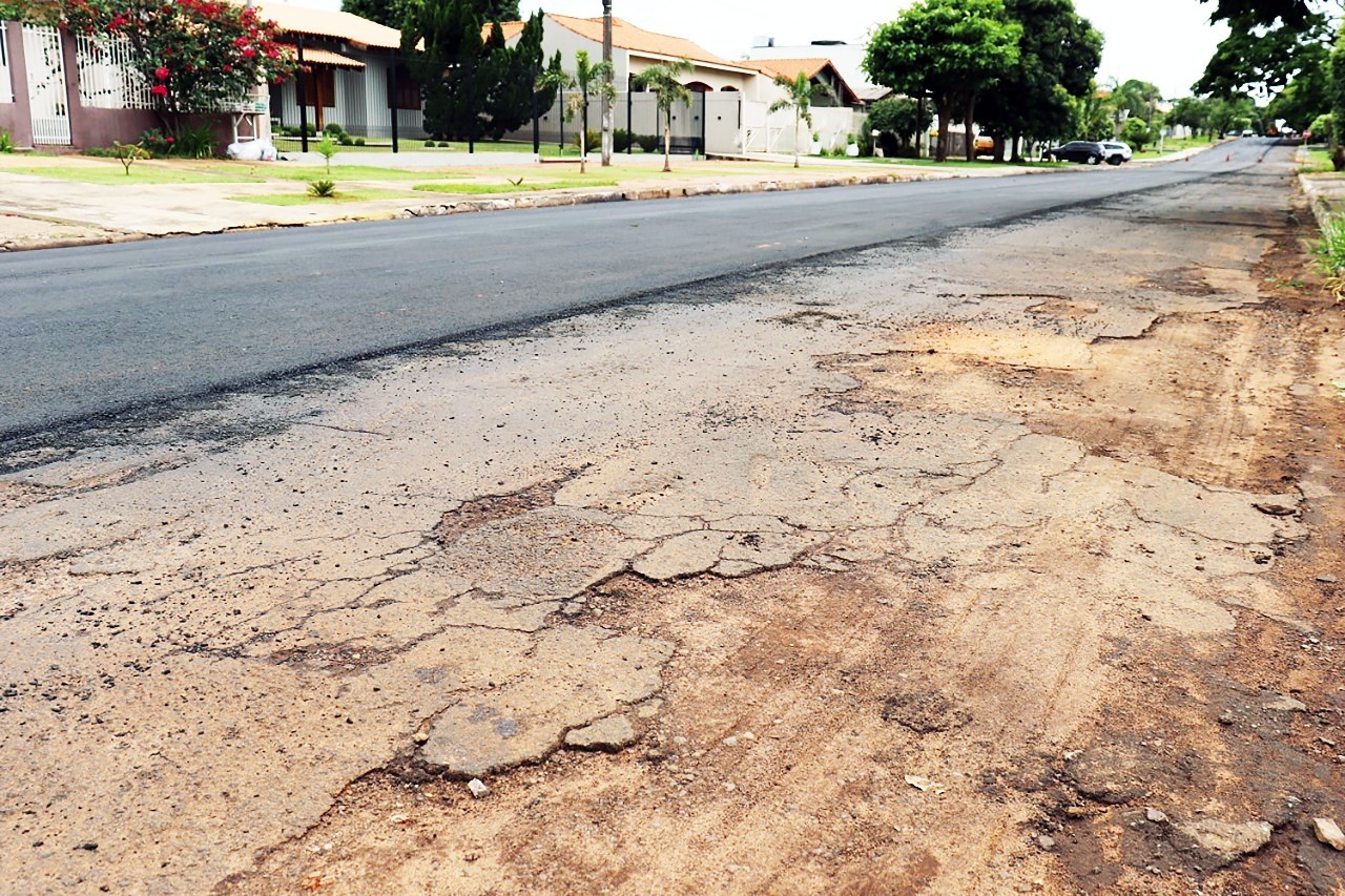 Prefeitura inicia recapeamento da rua Tiradentes em parceria com a Câmara Foto: Decom