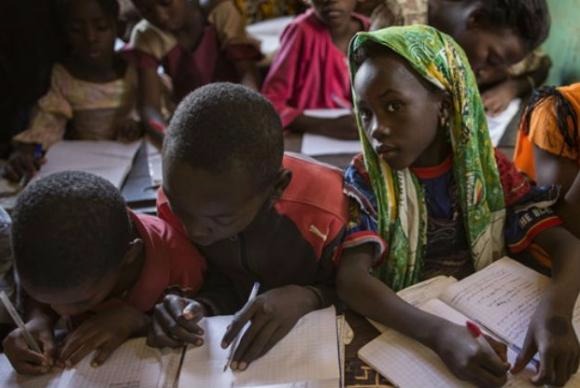 Milhões de pessoas em todo o mundo podem escapar da pobreza se tiverem ao menos dois anos de ensino secundário afirma a Unesco