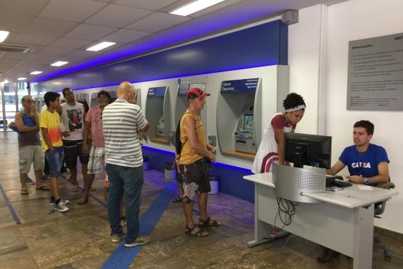 Bancos reabrem ao meio-dia; contas que venceram no carnaval podem ser pagas hoje Muita gente uso ou caixa eletrônico para sacar o dinheiro das contas inativas do FGTSCristina Índio do Brasil/Agência Brasil