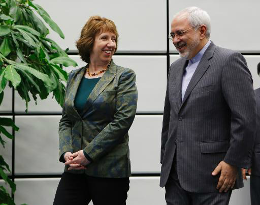 Catherine Ashton, chefe da diplomacia europeia, e o chanceler iraniano Mohammad Javad Zarif (AFP, Dieter Nagl)