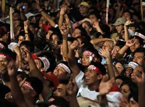 Reta final. Multidão de partidários do candidato nacionalista Ollanta Humala durante comício na capital Lima (Mariana Bazo/Reuters)