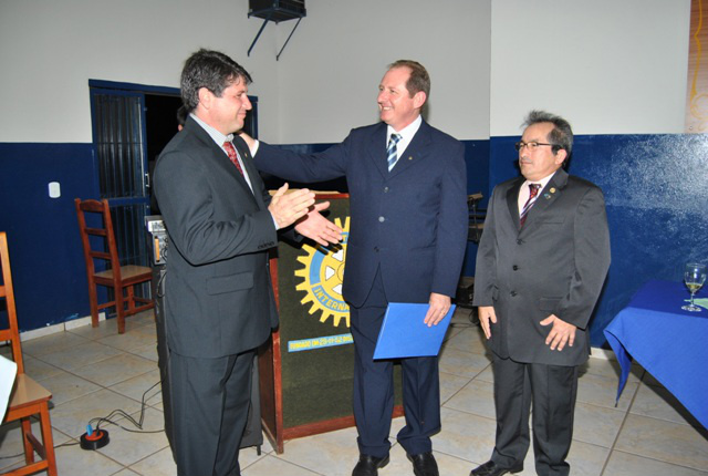 O presidente do Rotary de Amambai, Rosevalde Arruda (E) e o diretor da Fundação Rotária, Edno Saldanha, entregam título de membro rotariano para Valmir Adorno (centro). Foto: Moreira Produções.
