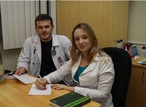 Medicina da Unesp cria curso para ensinar aluno a prescrever remédios Botucatu. Livia e Marton, alunos do 4º ano de Medicina (Celio Messias/AE)