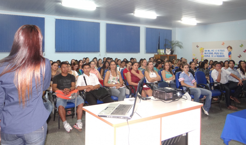 Pais, professores e autoridades estiveram prestigiando o evento / Foto: Moreira Produções