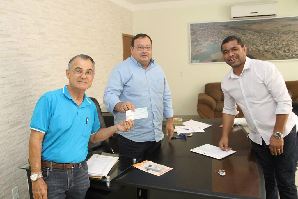 Câmara de vereadores de Amambai devolve recursos para Prefeitura Secretario da Agricultura, Anilson Prego, Secretario da habitação David Nicoline e Prefeito, Dr.Bandeira. (Foto: Robson Fritzen - DECOM)