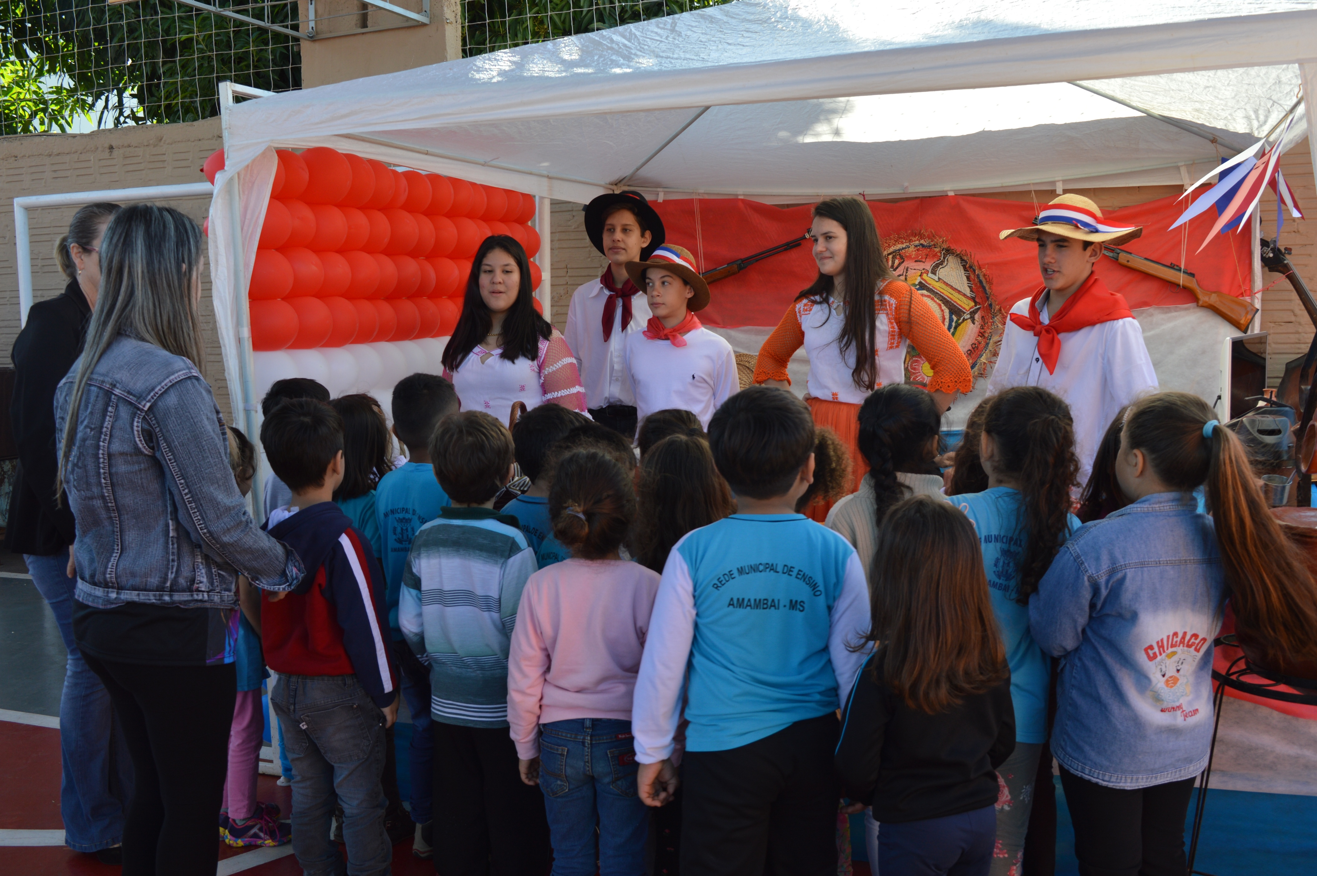 Alunos do Celq explicando sobre a cultura Paraguaia / Foto: Moreira Produções