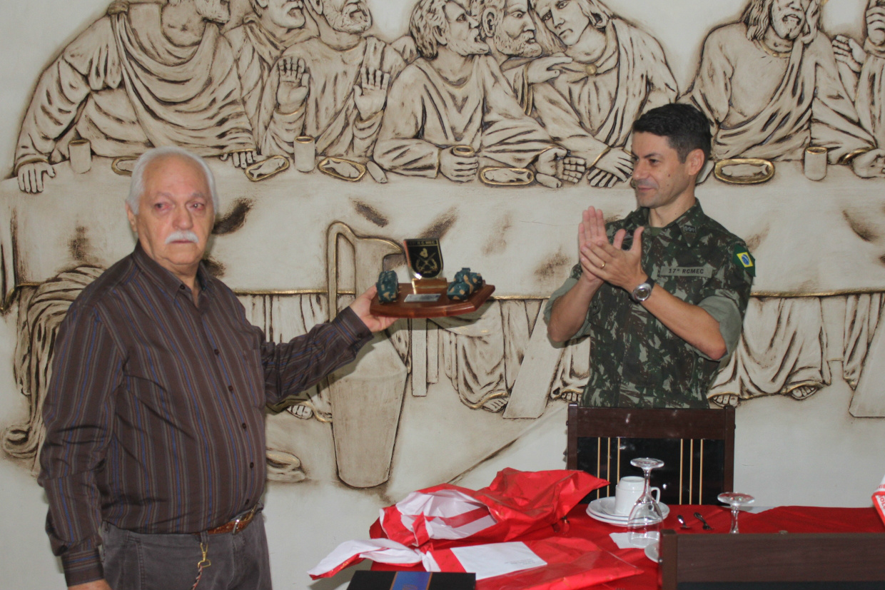 José Rahal Neto é homenageado pelo 17º Regimento de Cavalaria Mecanizado José Rahal e o tenente coronel Régis.