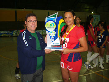 JAMS/2011: Campo Grande conquista o título do futsal e voleibol feminino Atleta de Campo Grande recebendo troféu de campeã de vólei feminino na competição em Amambai.