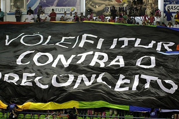 Vôlei Futuro pinta ginásio de rosa em homenagem a Michael; veja fotos Torcida do Vôlei Futuro se manifesta na cidade de Araçatuba em apoio ao atleta Michael, que sofreu ataques homofóbicos na primeira partida da semifinal (Alexandre Arruda/Divulgação)