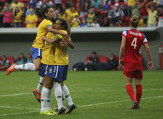Marta comemora a vitória do Brasil com as companheiras no Mané Garrincha. Foto:Divulgação