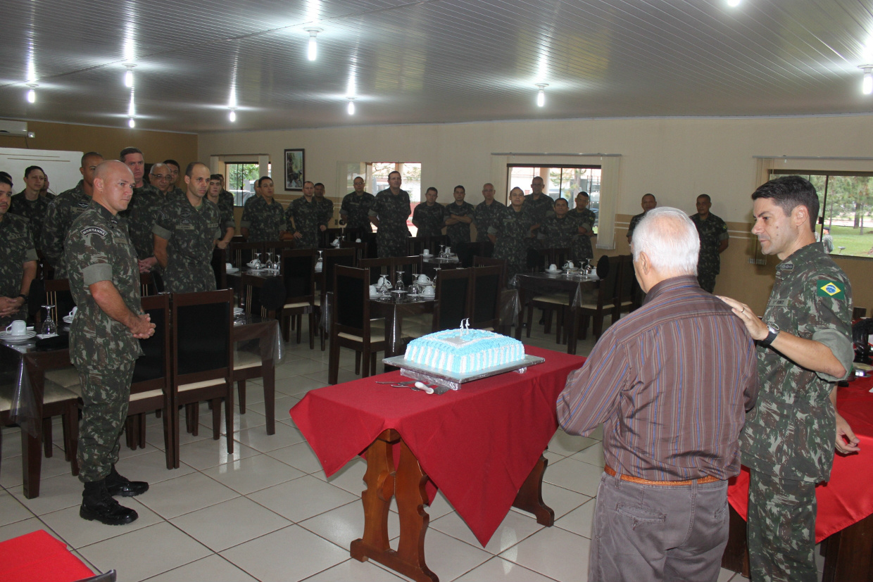 Comando, oficiais e subtenentes do Regimento comemoraram o aniversário de José Rahal com um café da manhã. 