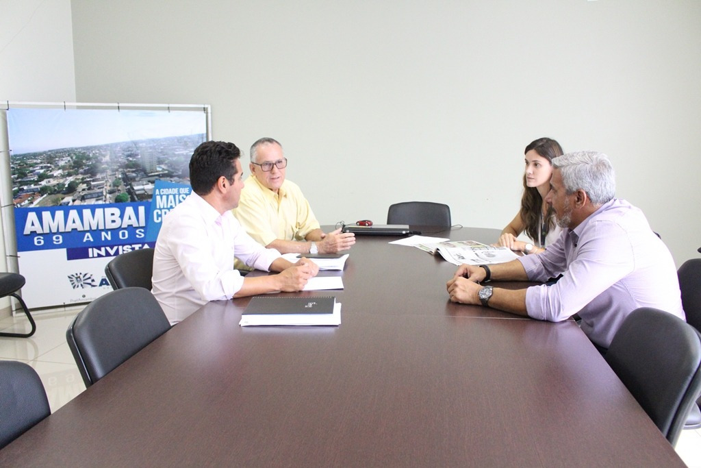 Resposta aos consumidores de Amambai será mais rápida a partir do mês de março Chefe do Procon de Amambai, Jabes Moreira Brum; o secretário de Comunicação, José Aguiar; a representante da Oi Telefonia; Caroline, e o superintendente do Procon estadual, Marcelo Salomão /, durante reuniao realizada no dia 8 de fevereiro / Foto: Assessoria