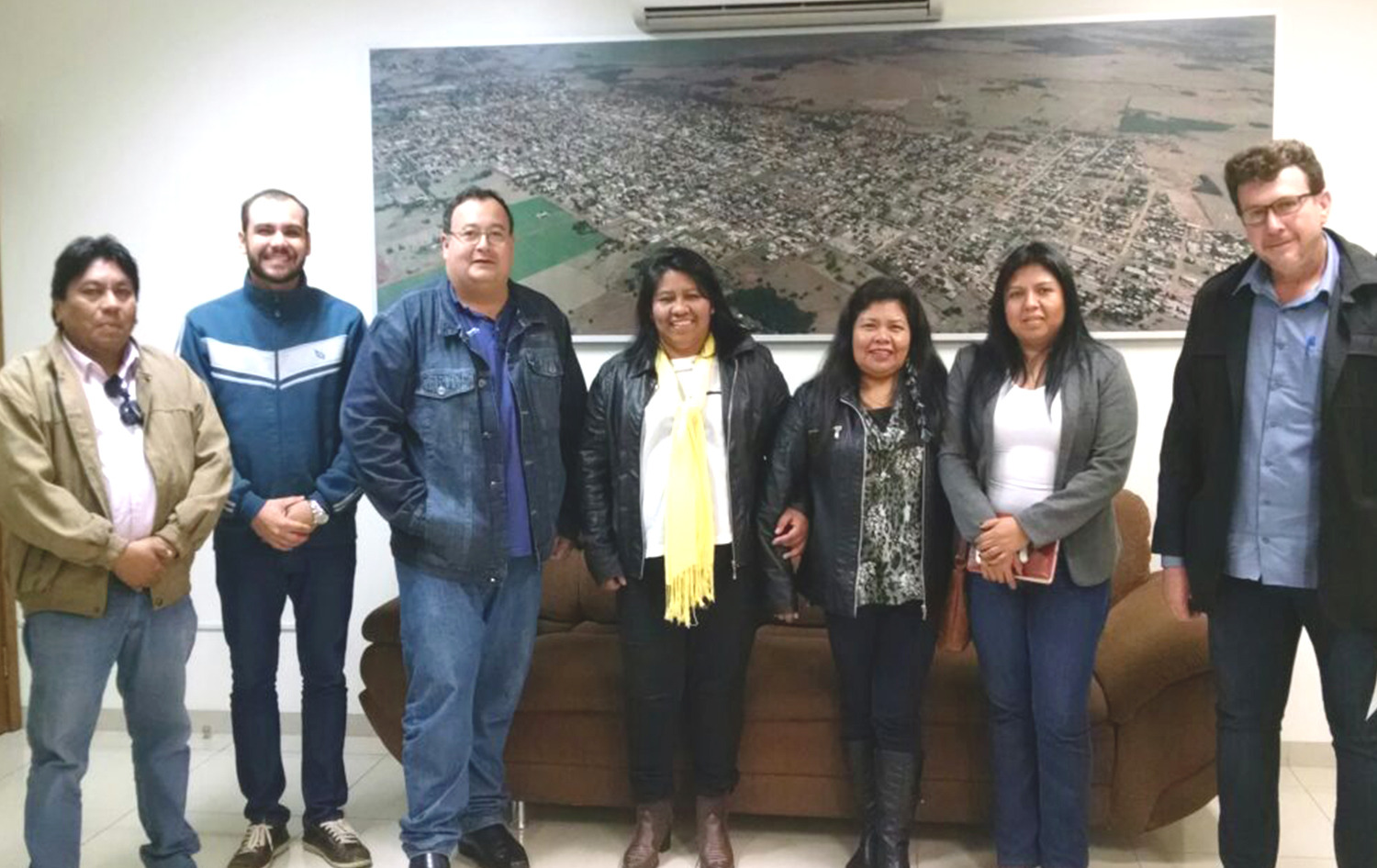 ID Jovem será lançado em Amambai e vai beneficiar quase 4mil pessoas O Consultor da Unesco, Rodney Júnior esteve com o Prefeito de Amambai, Dr. Bandeira, Secretário Municipal de Governo, Eder Espíndola e com a equipe da Subsecretaria de Políticas Públicas para a População Indígena de Mato Grosso do Sul para apresentar o Programa ID Jovem.