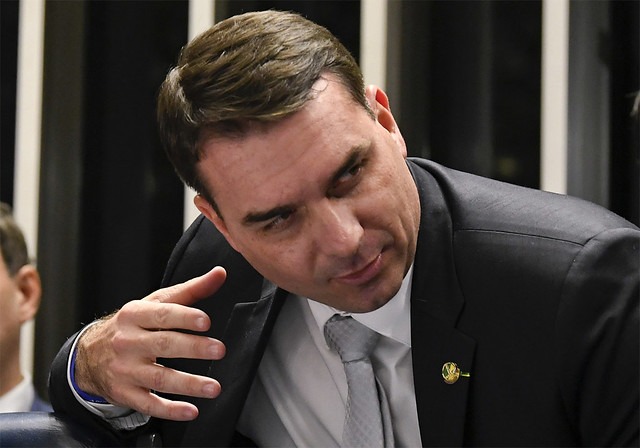 Senador Flávio Bolsonario teria lavado R$ 1,6 milhões em loja de chocolate da qual é sócio / Foto: Jefferson Rudy/Agência Senado