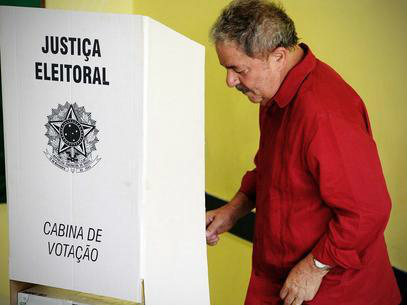 Após voto em São Bernardo, Lula diz que mensalão não interfere na eleição Após voto em São Bernardo, Lula diz que mensalão não interfere na eleição