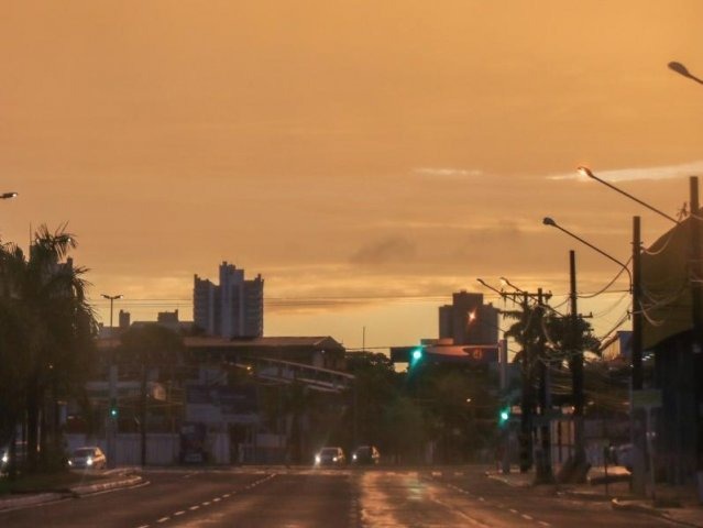 Massa de ar tropical mantém calorão com pancadas de chuva