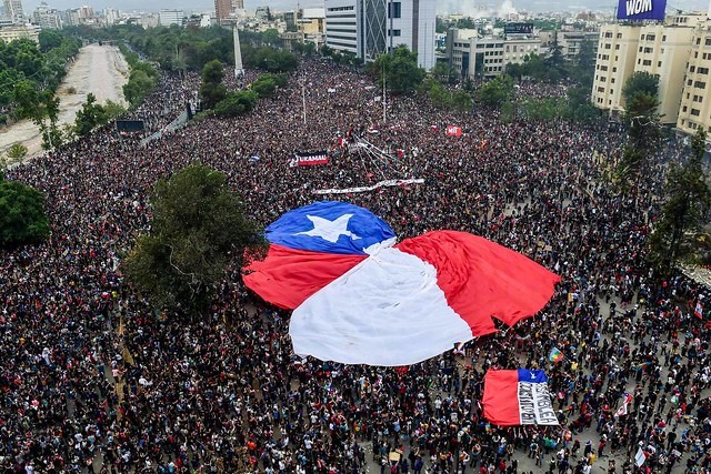 Chile: Senado aprova plebiscito para nova Constituição, e país vai às urnas Manifestações tomaram conta do país no último mês / Foto: Martin Bernetii/AFP