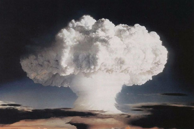 Brasil otimista com aprovação de acordo para proibir armas nucleares Nuvem causada por teste nuclear conduzido pelos EUA nas Ilhas Marshall em 1952. Foto: Governo dos Estados Unidos