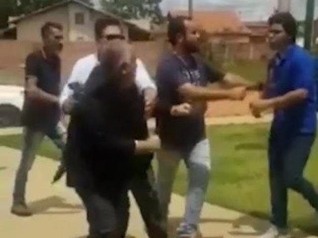 Prefeito de Água Clara troca socos com rapaz após sessão na Câmara Foto: Divulgação