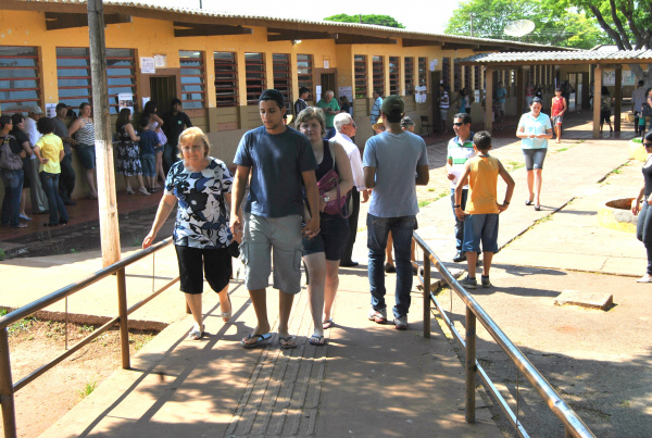 Amambaienses acreditam na importância da democracia e comparecem às urnas Eleitores vão às urnas na Escola Estadual Cel. Felipe de Brum, na manhã do domingo (7)