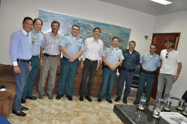Chefe do Estado Maior da Polícia Militar se reúne com Prefeito de Amambai Vice-prefeito José Aguiar, Tenente Coronel Mazuy, presidente do conselho de segurança Belmir, Coronel PM Luiz Catarino da Silva, prefeito Dirceu Lanzarini, Major Alcarás, Tenente Tony, Sargento Joacir e o vereador Luciney Bampi.