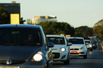 Farol baixo desligado durante o dia gera quase 15 mil multas O motorista flagrado com as luzes apagadas comete infração média e recebe quatro pontos na carteira
