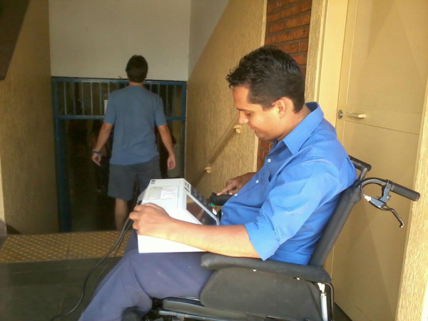 Em CG, urna tem que ser levada até candidato em escola sem acessibilidade Em CG, urna tem que ser levada até candidato em escola sem acessibilidade