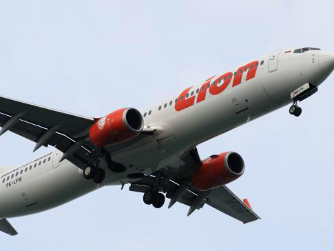 Avião cai no mar após pouso mal-sucedido em Bali