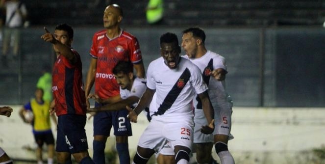 Vasco goleia o Jorge Wilstermann e fica perto da vaga na fase de grupos O Vasco fez o dever de casa (Foto: Paulo Fernandes/CRVG)