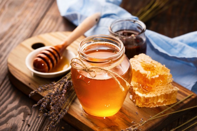 Mel ou açúcar mascavo? Qual a melhor opção para adoçar os alimentos? (Metkalova/Thinkstock/Getty Images)