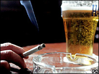 Consumo de cigarro e de bebidas alcoólicas está entre principais causas câncer