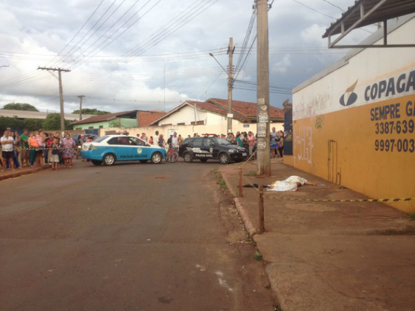 Mulher foi morta por volta das 17h30 / Foto: Maria Caroline Palieraqui/G1 MS