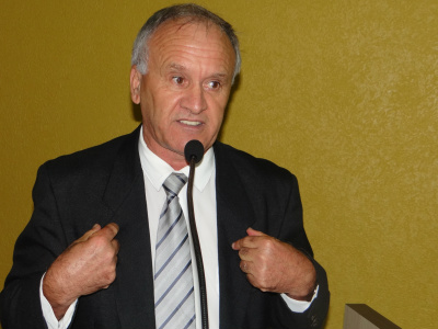 Roberto Dias reivindica asfalto para vilas da cidade Vereador atende solicitação dos moradores das vilas Nova Esperança e Independência Foto: Moreira Produções