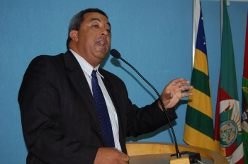 Vereador Carlinhos preocupado com o futuro dos servidores públicos do município de Amambai.  