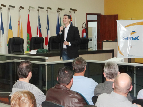 Tendências do varejo para 2015 são discutidas durante palestra em Amambai Com a presença de varejistas, profissionais que atuam no comércio e interessados no assunto, a palestra trouxe as tendências em tecnologia / Foto: Moreira Produções