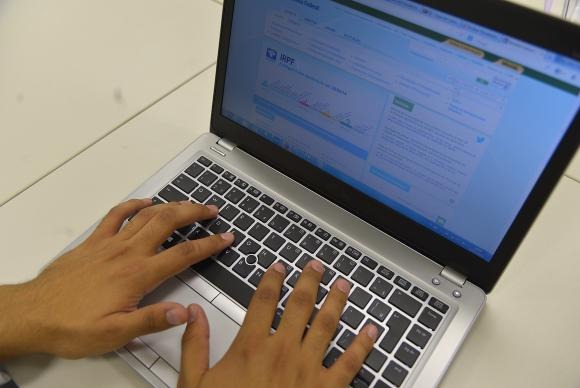 Receita paga lote residual de restituição do Imposto de Renda Para saber se teve a declaração liberada, o contribuinte deverá acessar a página da Receita na Internet, ou ligar para o Receitafone 146 Marcello Casal Jr./Agência Brasil