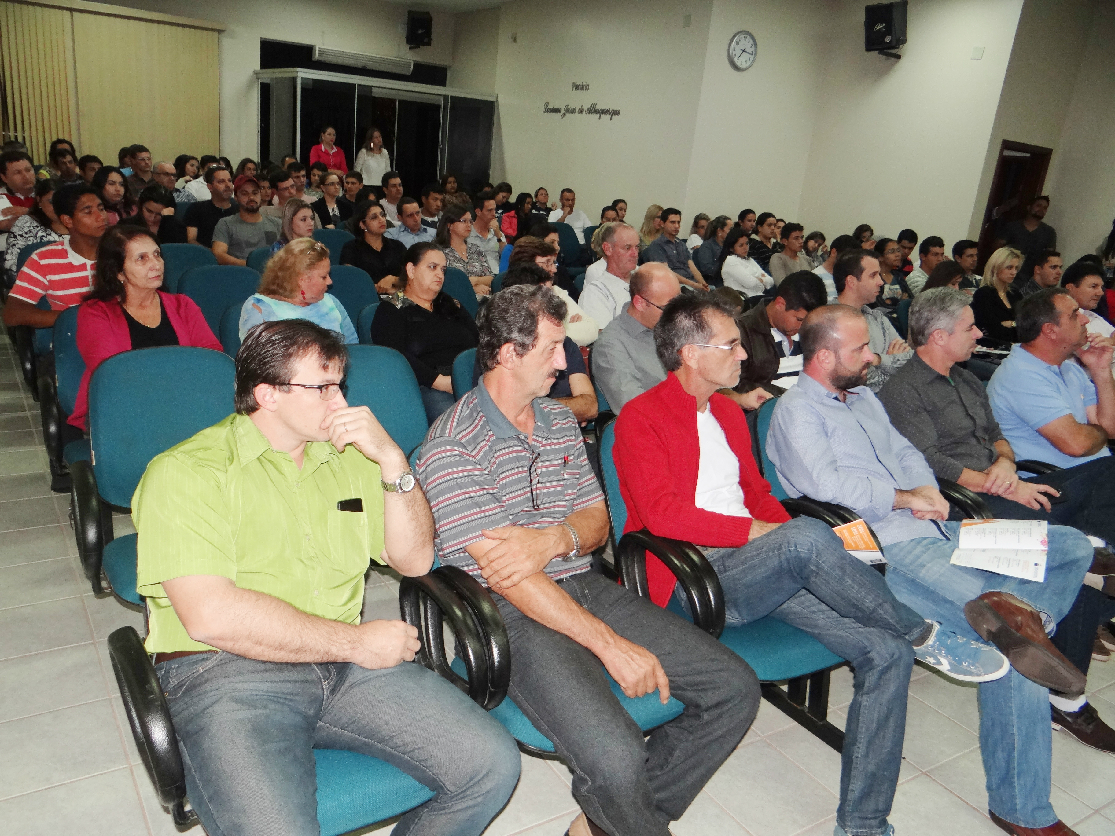 Tendências do varejo para 2015 são discutidas durante palestra em Amambai Professores, estudantes, diretores, comerciantes e colaboradores do comércio local participaram do evento / Foto: Moreira Produções