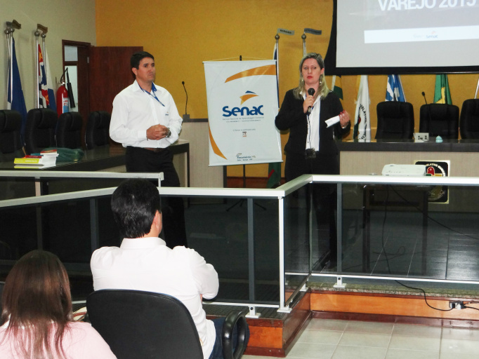 Tendências do varejo para 2015 são discutidas durante palestra em Amambai Crédiler Ramos de Lima, representante do Senac em Amambai e a gerente do Senac, Jucélia Almeida Castro / Foto: Moreira Produções