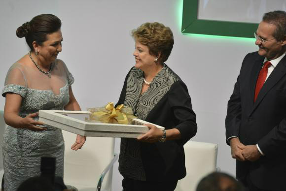 A presidenta da República, Dilma Rousseff, e o presidente do Senado, Renan Calheiros, durante cerimônia de posse da senadora Kátia Abreu para mais um mandato na presidência da CNA Valter Campanato/Agência Brasil