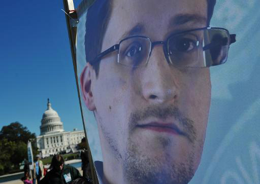 Imagem de Edward Snowden em faixa diante do Congresso dos Estados Unidos em 26 de outubro de 2013 (AFP/Arquivos, Mandel Ngan)