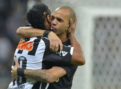 Diego Tardelli e Ronaldinho Gaúcho comemoram o primero gol do jogo