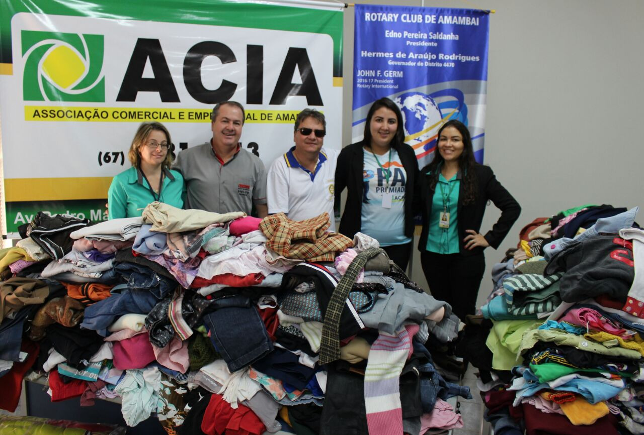 Campanha Aquece Amambai recebe mais de 900 agasalhos da Acia O presidente da Acia, Clemente Martins Júnior junto com o presidente eleito do Rotary e as colaboradoras da Acia, Sônia, Mayara e Luciana / Foto: Acia