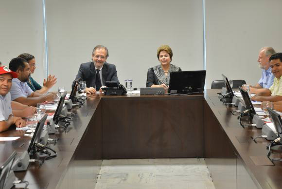 O ministro do Desenvolvimento Agrário, Miguel Rossetto, e a presidenta Dilma durante encontro com representantes do Movimento dos Trabalhadores Rurais Sem Terra (MST), no Palácio do Planalto José Cruz/Agência Brasil