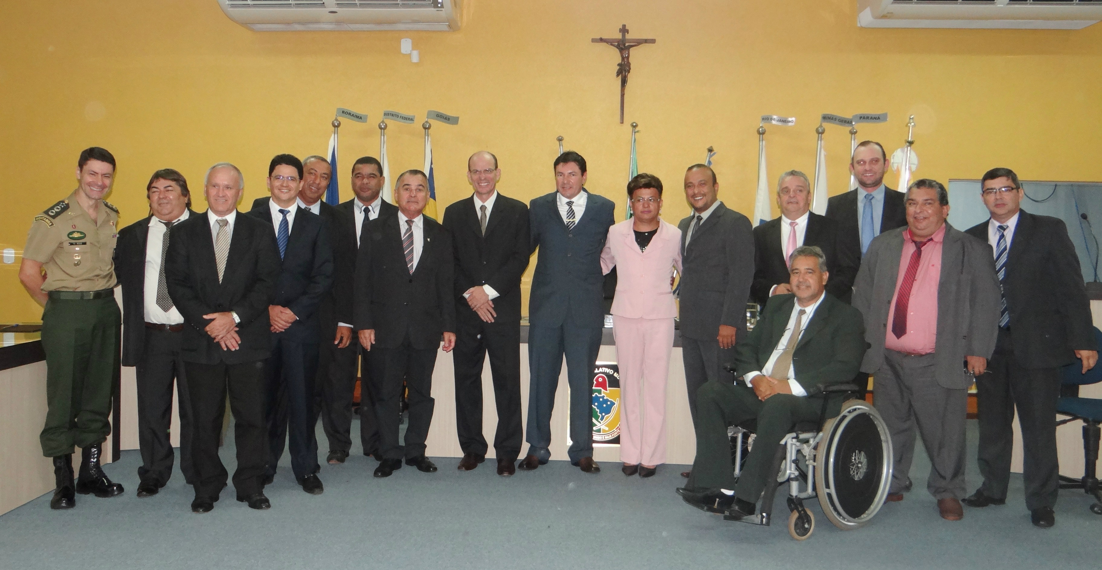 Discurso pró desenvolvimento marca início do ano legislativo de Amambai Vereadores e autoridades na primeira sessão legislativa de 2015.